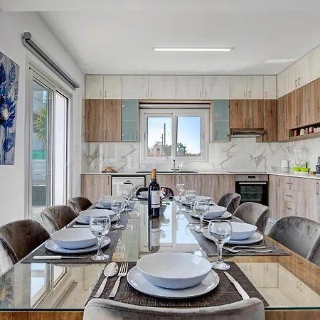 Βίλα New Luxury 5eagles 5mins From Airport Πάφος